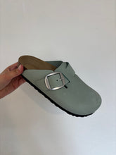 Carica l&#39;immagine nel visualizzatore di Gallery, Birkenstock - Boston big buckle pelle nubuck salvia
